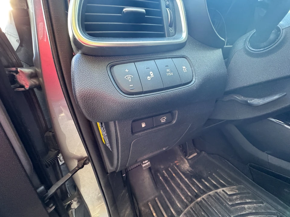 2017 Kia Sorento - Image 13 of 21