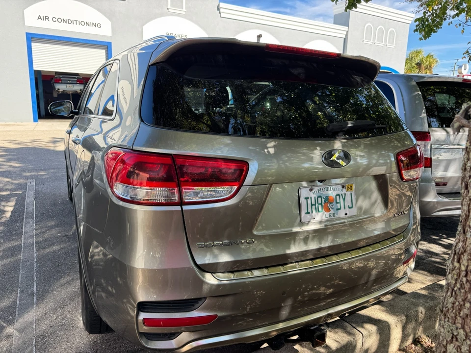 2017 Kia Sorento - Image 5 of 21