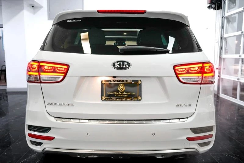 2017 Kia Sorento - Image 8 of 12