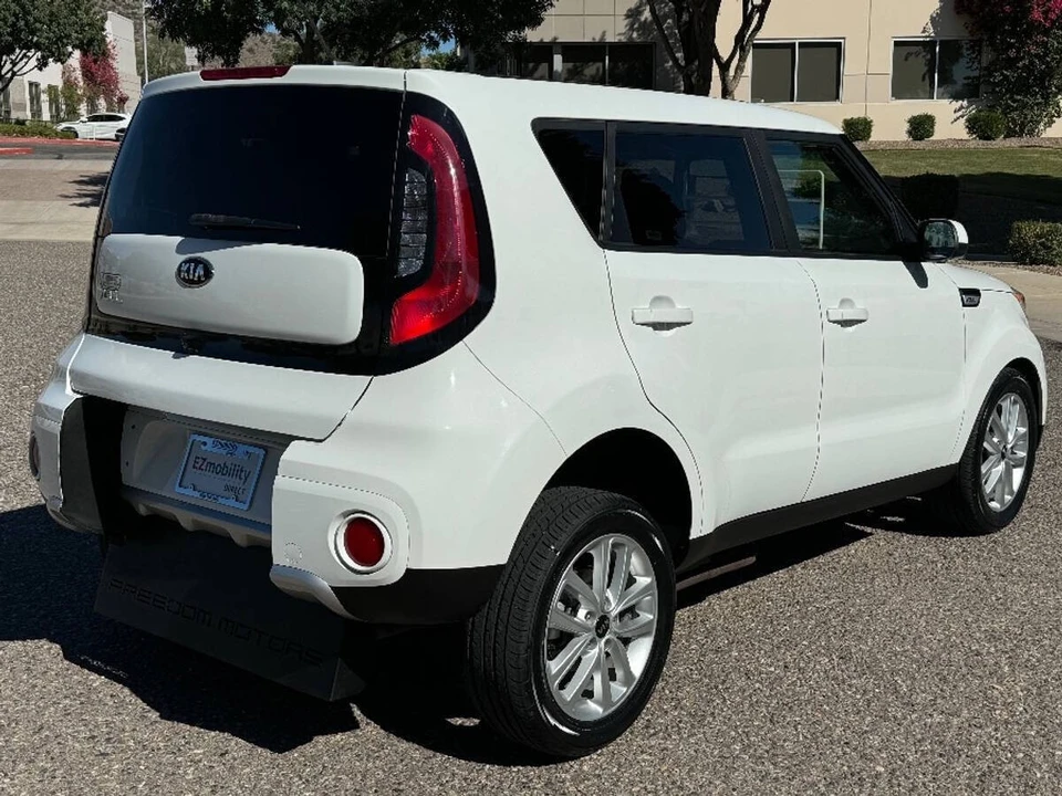 2017 Kia Soul - Image 5 of 15
