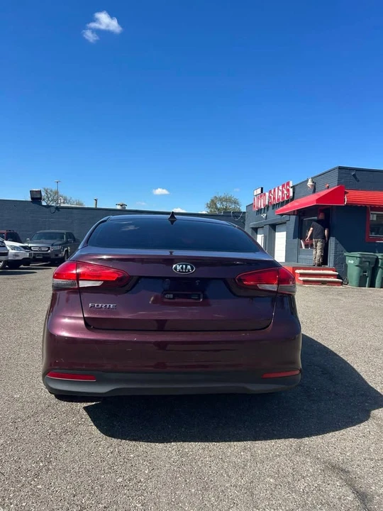 2017 Kia Forte - Image 5 of 14