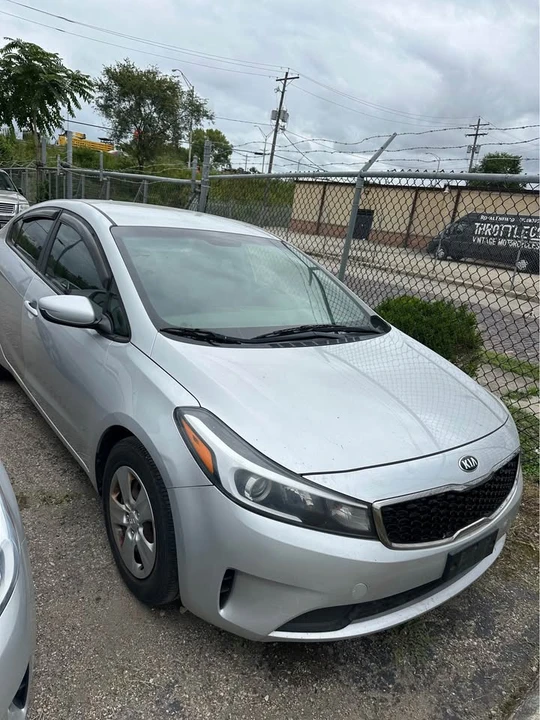 2017 Kia Forte - Image 6 of 12