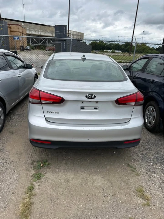 2017 Kia Forte - Image 5 of 12