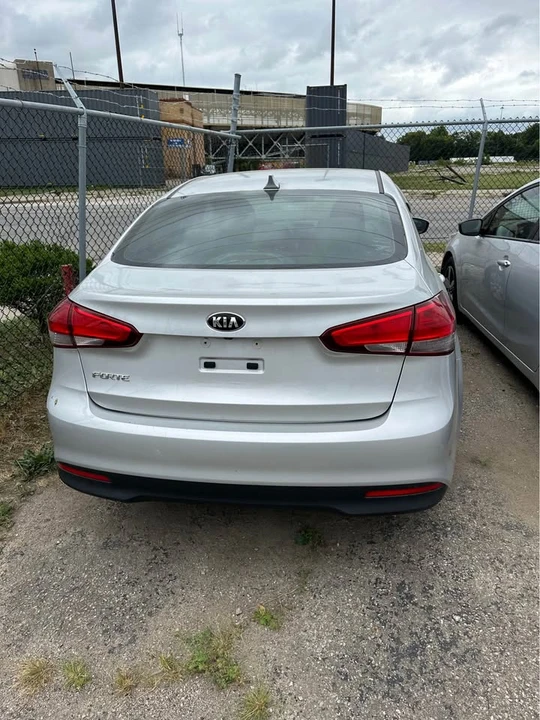 2017 Kia Forte - Image 10 of 12