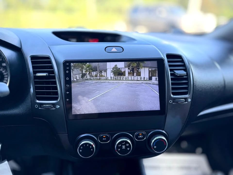 2017 Kia Forte - Image 8 of 18