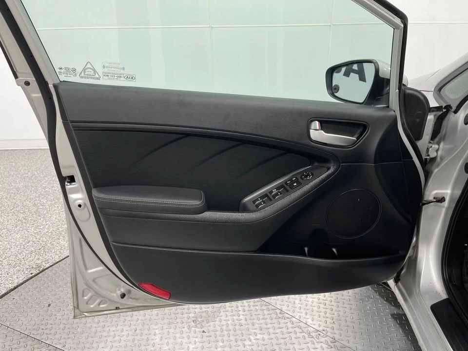 2017 Kia Forte - Image 10 of 17