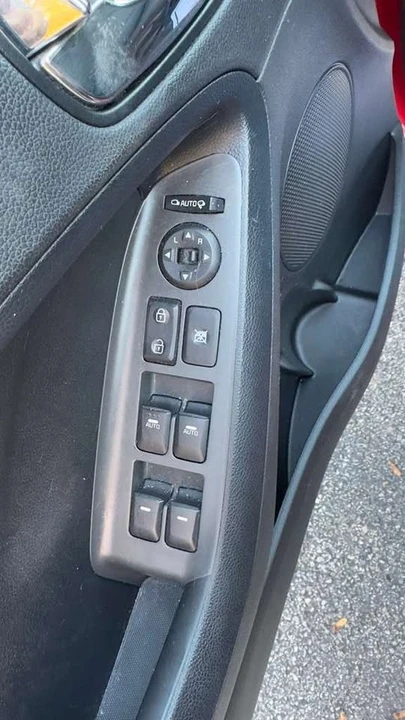 2017 Kia Forte - Image 6 of 11