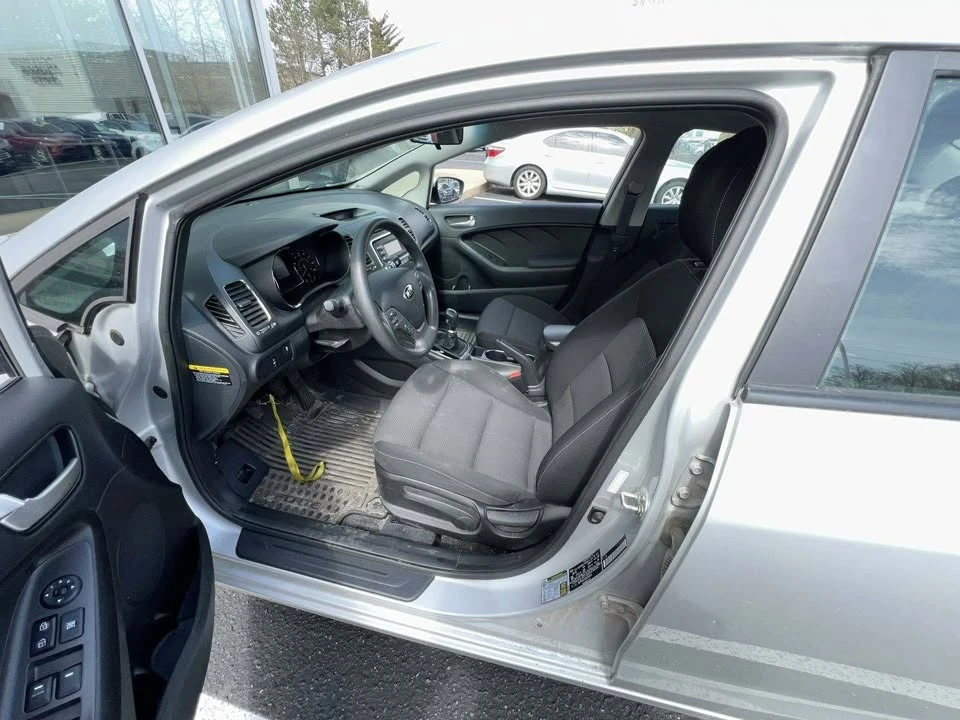2017 Kia Forte - Image 5 of 7