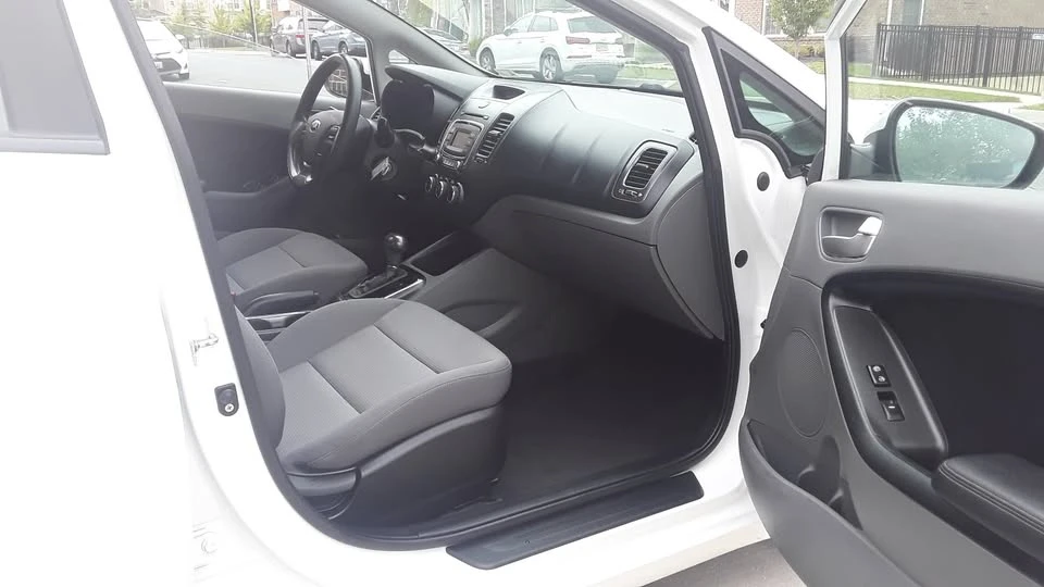 2017 Kia Forte - Image 5 of 15