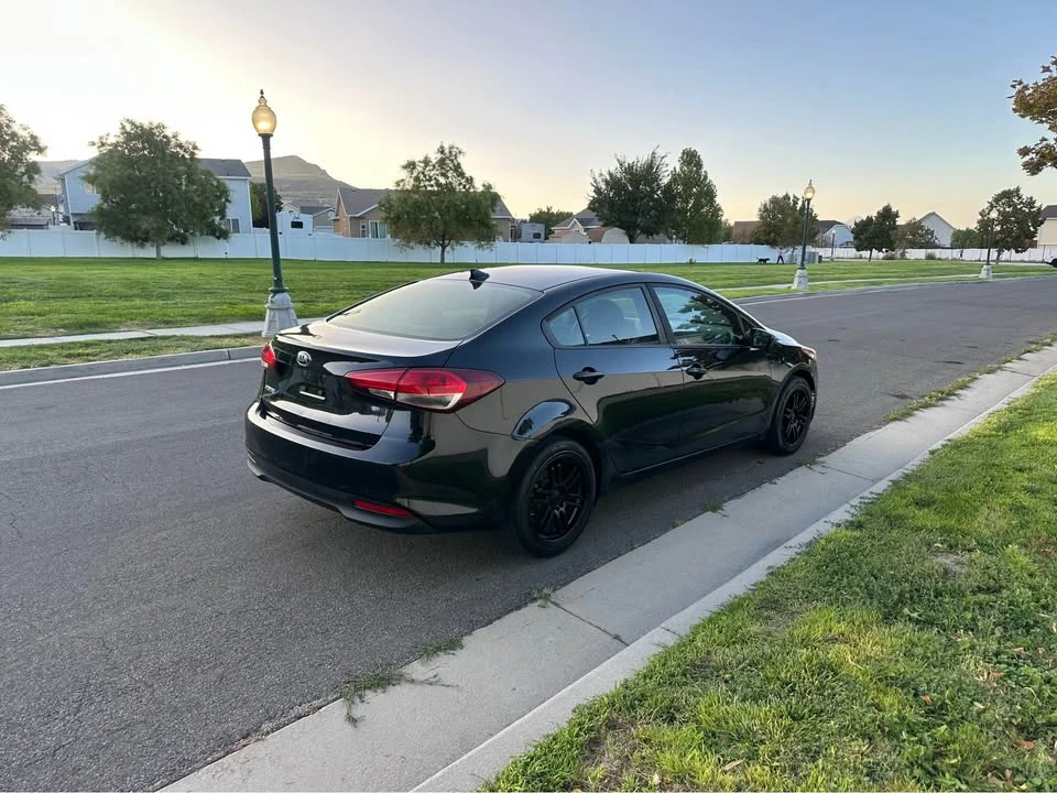2017 Kia Forte - Image 5 of 12