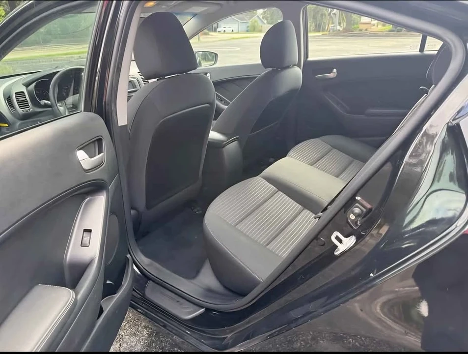2017 Kia Forte - Image 6 of 12
