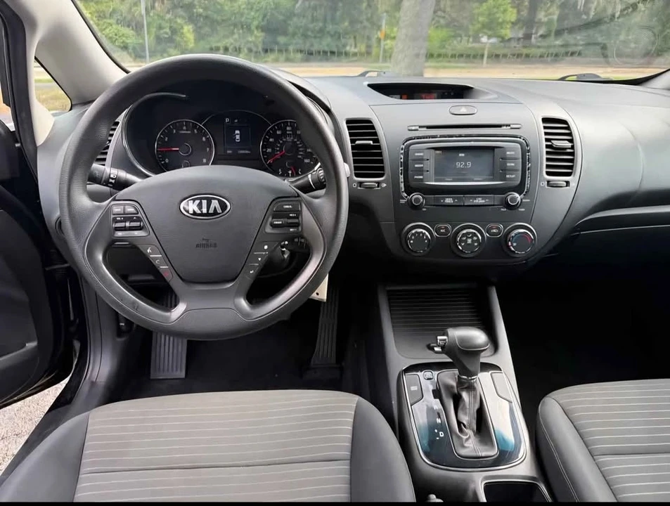 2017 Kia Forte - Image 5 of 12