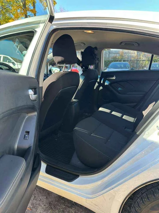 2017 Kia Forte - Image 9 of 15