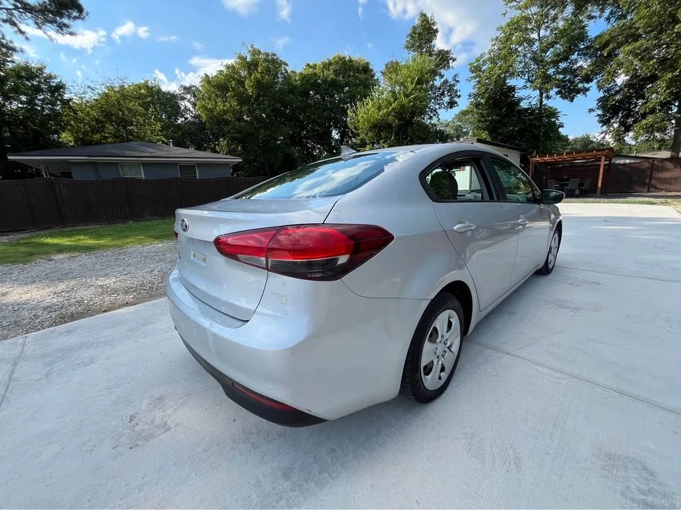2017 Kia Forte - Image 5 of 11
