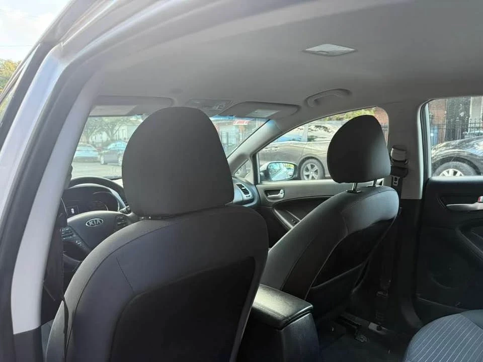 2017 Kia Forte - Image 5 of 8