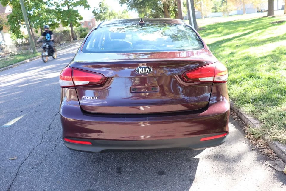 2017 Kia Forte - Image 5 of 11