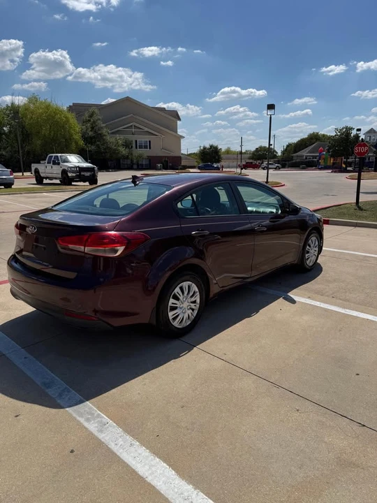 2017 Kia Forte - Image 5 of 10