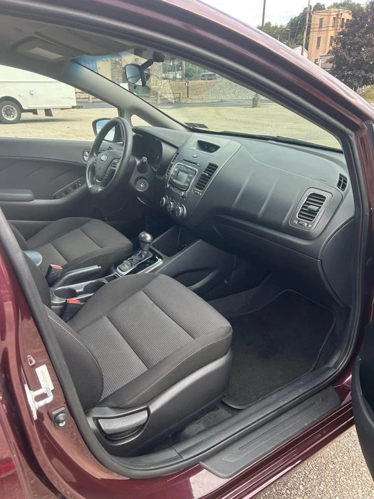 2017 Kia Forte - Image 6 of 10