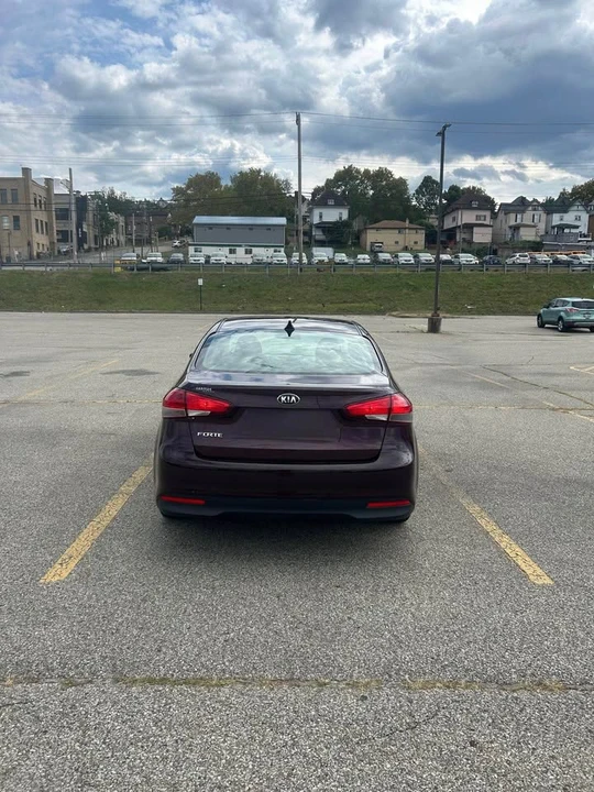 2017 Kia Forte - Image 4 of 10