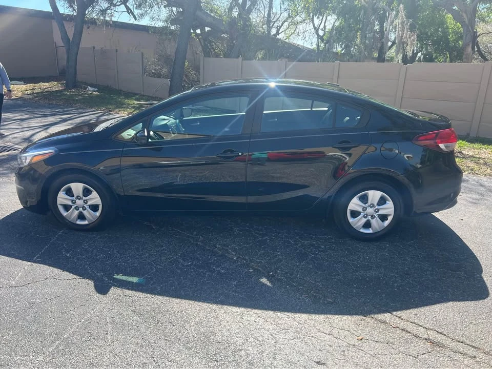 2017 Kia Forte - Image 6 of 11