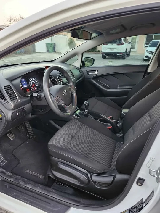 2017 Kia Forte - Image 9 of 13