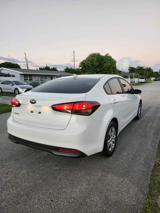 2017 Kia Forte - Image 6 of 13