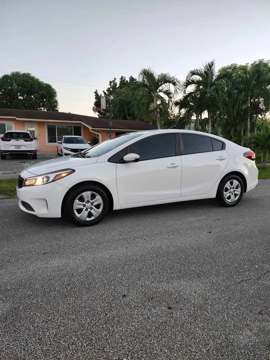 2017 Kia Forte - Image 5 of 13