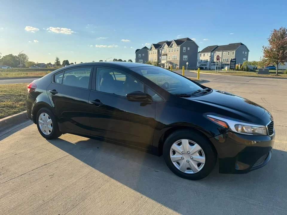 2017 Kia Forte - Image 5 of 12