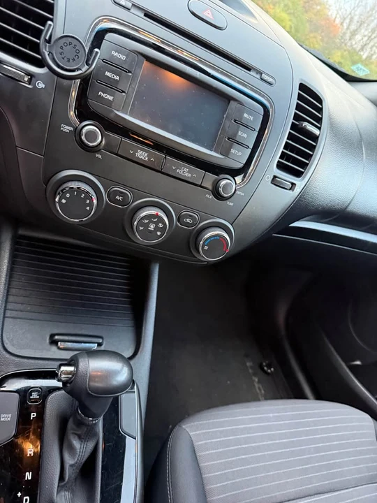 2017 Kia Forte - Image 7 of 9