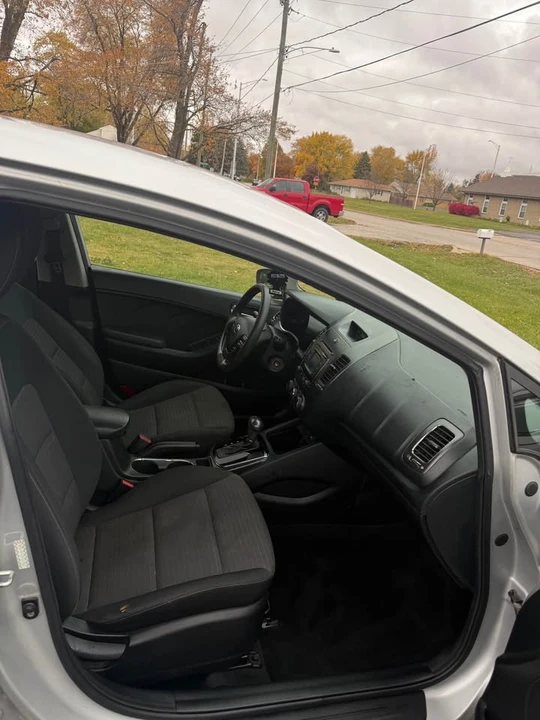 2017 Kia Forte - Image 6 of 8