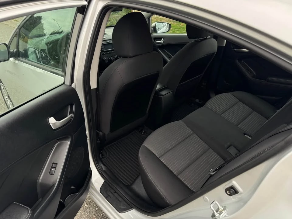 2017 Kia Forte - Image 9 of 13