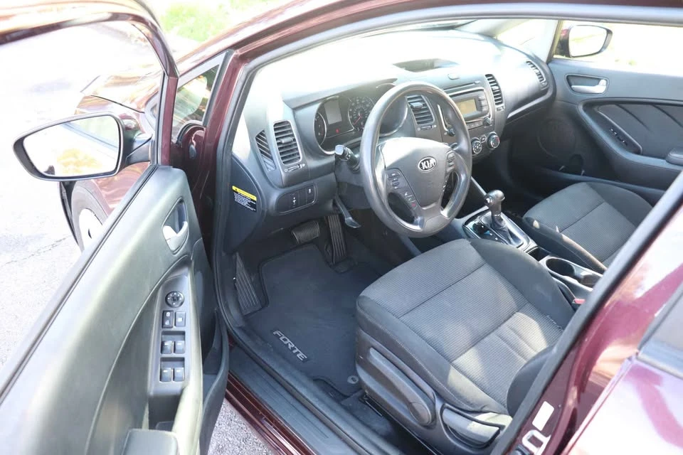 2017 Kia Forte - Image 9 of 11