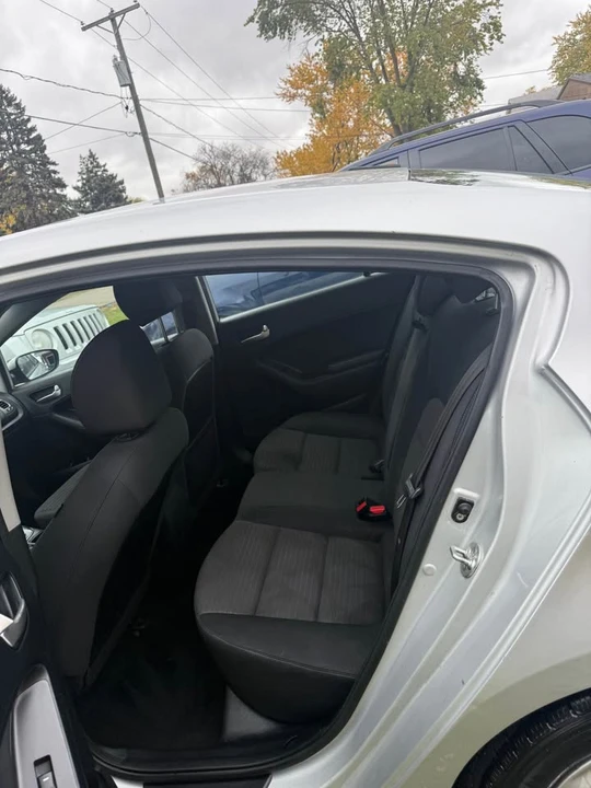 2017 Kia Forte - Image 5 of 8