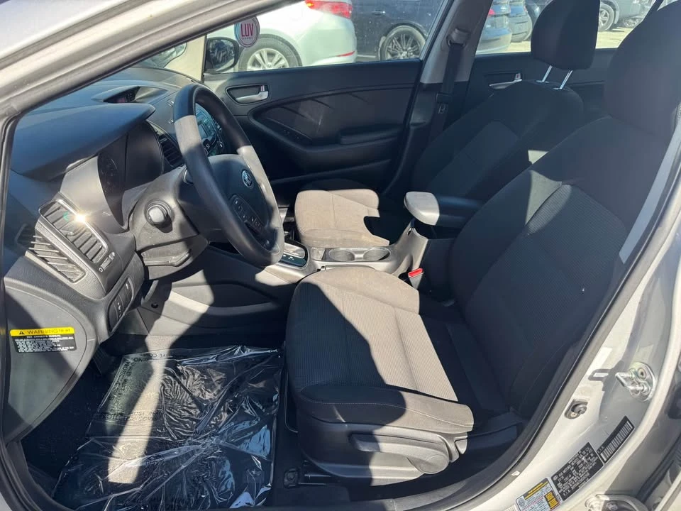 2017 Kia Forte - Image 8 of 12