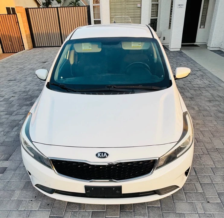 2017 Kia Forte - Image 5 of 16
