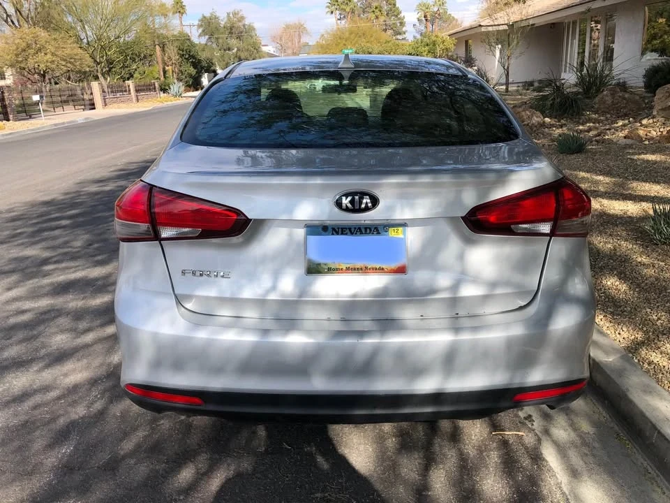 2017 Kia Forte - Image 4 of 10