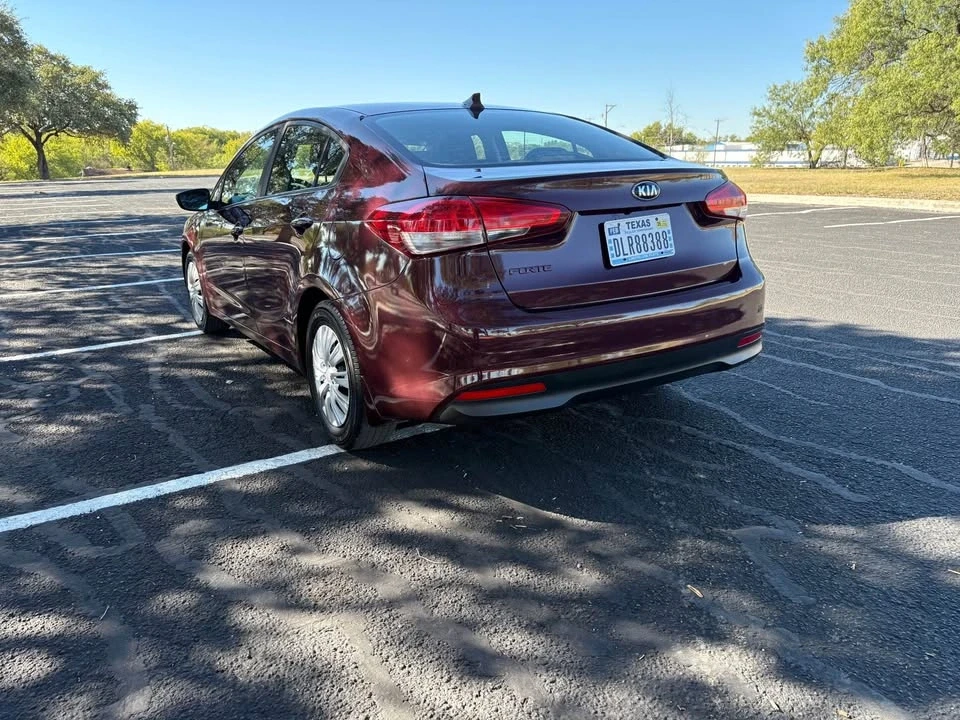 2017 Kia Forte - Image 5 of 12