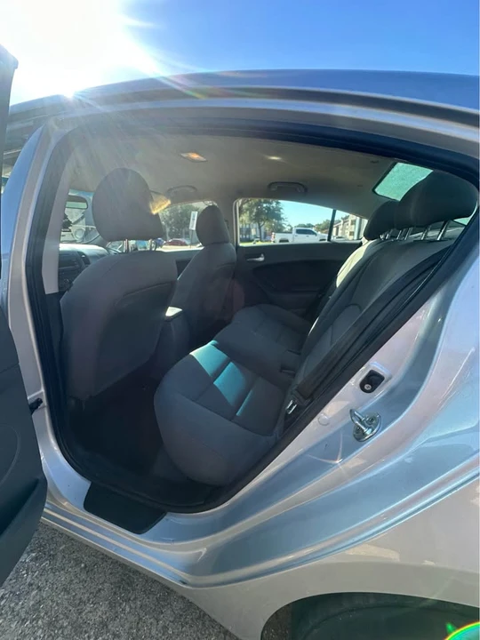 2017 Kia Forte - Image 5 of 8