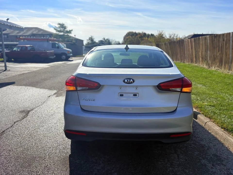 2017 Kia Forte - Image 6 of 8