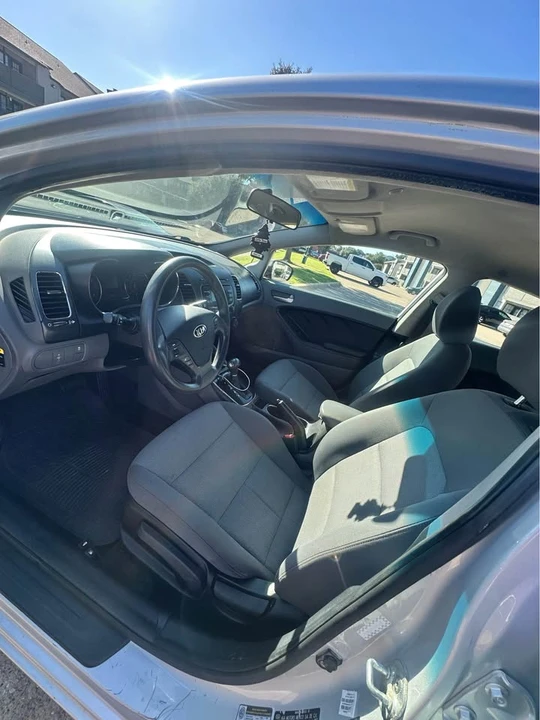2017 Kia Forte - Image 6 of 8