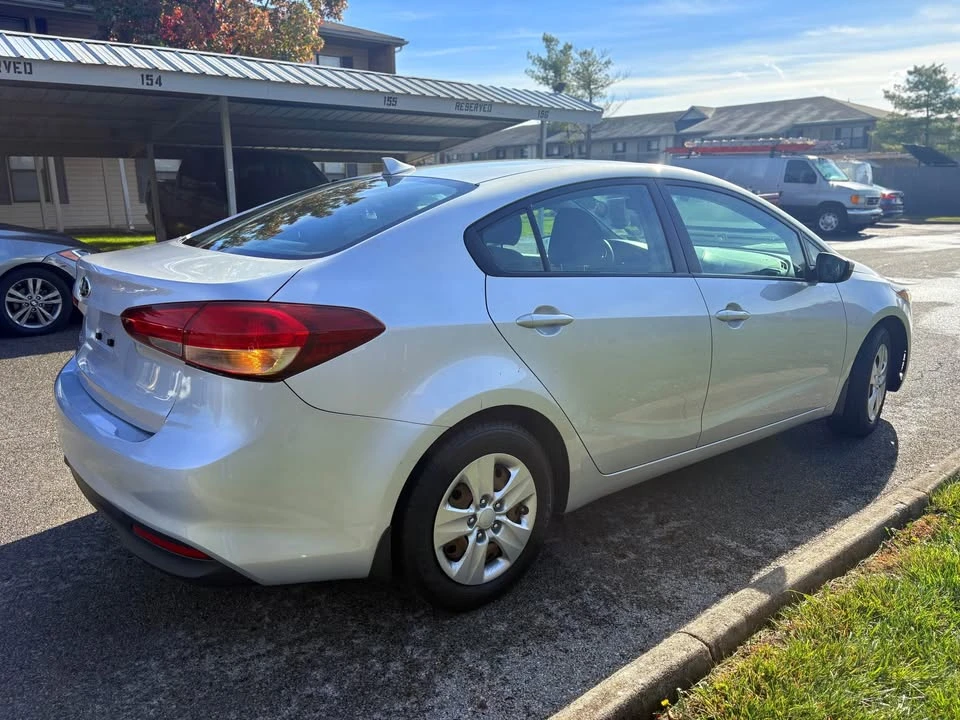 2017 Kia Forte - Image 4 of 8