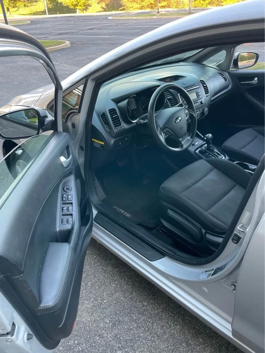 2017 Kia Forte - Image 9 of 17