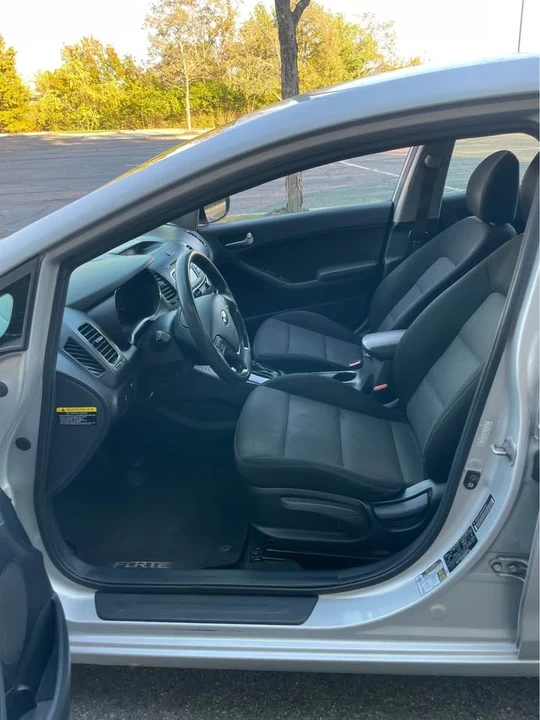2017 Kia Forte - Image 10 of 17