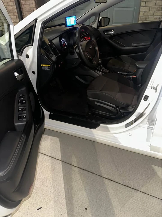2017 Kia Forte - Image 9 of 12