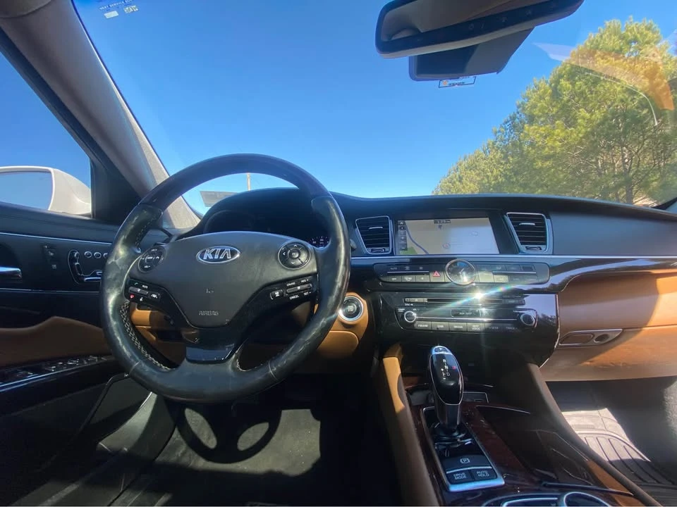 2017 Kia K900 - Image 12 of 17