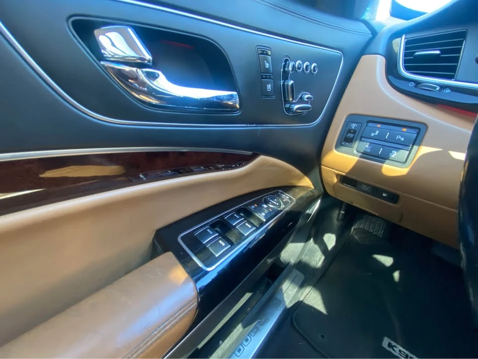 2017 Kia K900 - Image 13 of 17