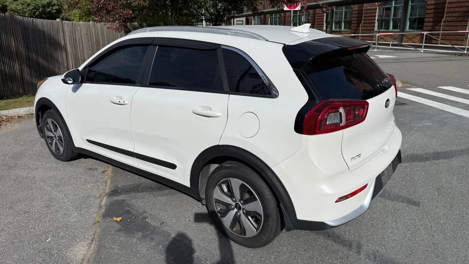 2017 Kia Niro - Image 15 of 18