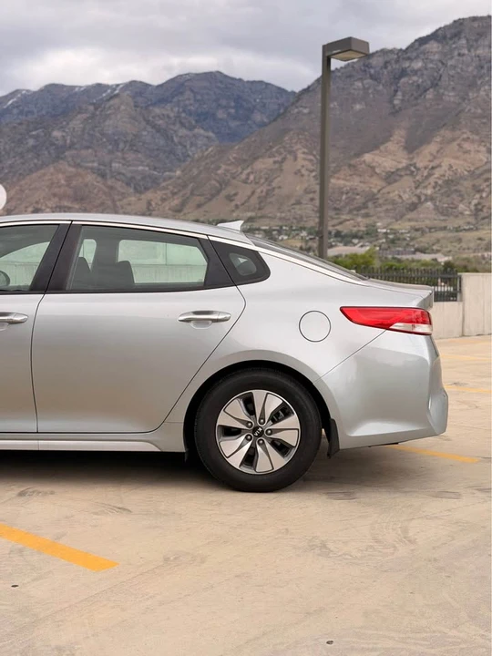 2017 Kia Optima/K5 - Image 10 of 19