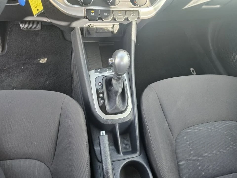 2017 Kia Rio - Image 13 of 17