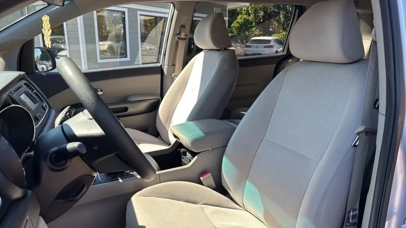 2017 Kia Carnival - Image 13 of 20
